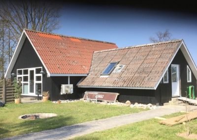 Nyt tag på sommerhus i Norsminde, afkortning af udhæng, ny stern og vindskede samt ny underbeklædning.